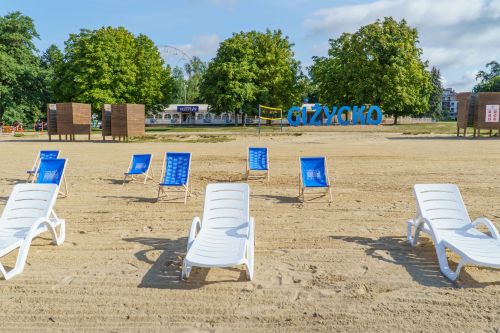 Leżaki na plaży miejskiej